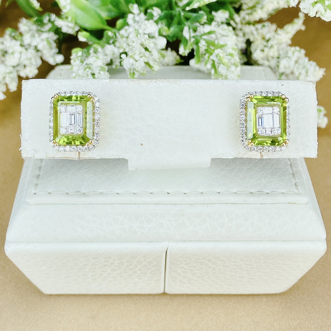 ต่างหู Natural Green Peridot โดยชุดผลงานนี้เราใช้ Peridot อัญมณีสีเขียวสวย สีเขียวใบมะกอก
