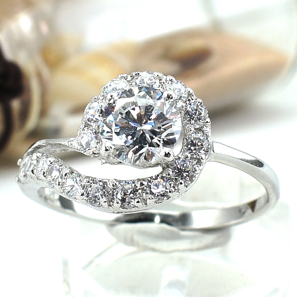 แหวนเงินแท้ราคาถูกชุบทองคำขาว เพชรCZเม็ดกลาง 0.80 กะรัต เพชรCZเม็ดข้าง 0.48 กะรัต งานประณีตสวยงาม สั่งผลิตค่ะ