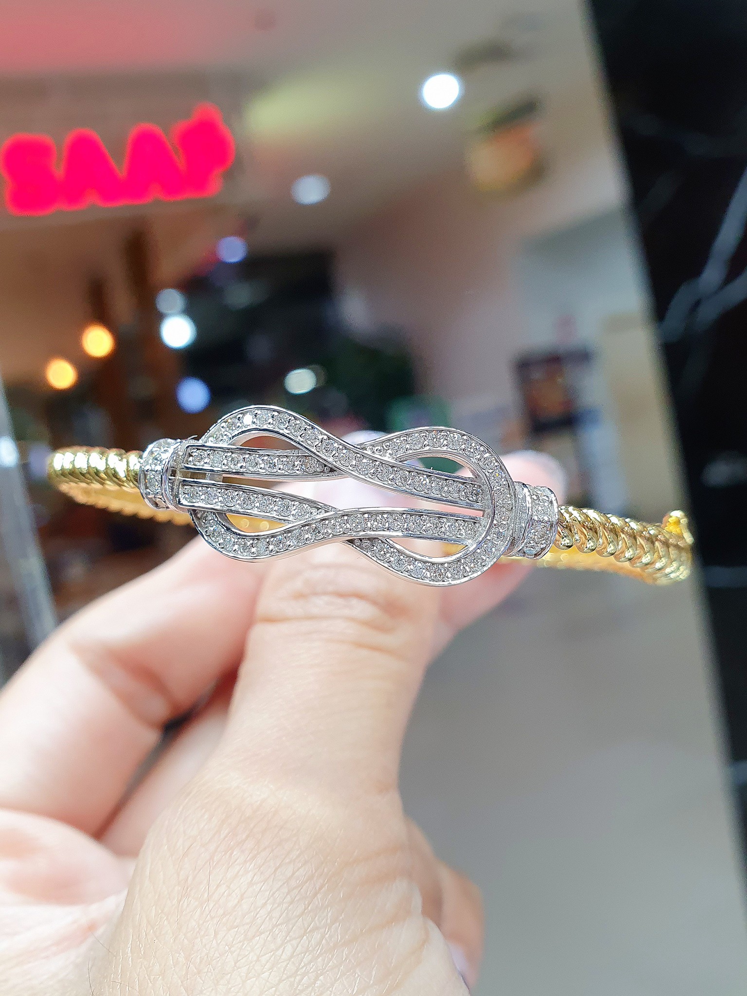 พร้อมส่งและสั่งผลิตกำไลทองเพชรแท้ทรงเกลียวดีไซน์โมเดิร์นสไตล์แบบมาใหม่ล่าสุด ใส่ได้บ่อยทุกโอกาส แต่งงาน หมั้น ใส่เที่ยว ออกงาน ทองคำ 9K เพชรเบลเยี่ยมแท้ 0.61 กะรัต 74 เม็ด ราคาถูกมาก ส่งฟรี