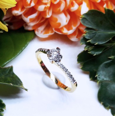 สั่งผลิตเพชรเบลเยี่ยมคัท แหวนแต่งงาน แหวนหมั้น ใส่เที่ยว ออกงาน แหวนทองคำ 18K เพชรแท้ 0.32 กะรัต 2.46 กรัม น้ำ 99 ราคาถูกมาก มีใบรับประกันค่ะ