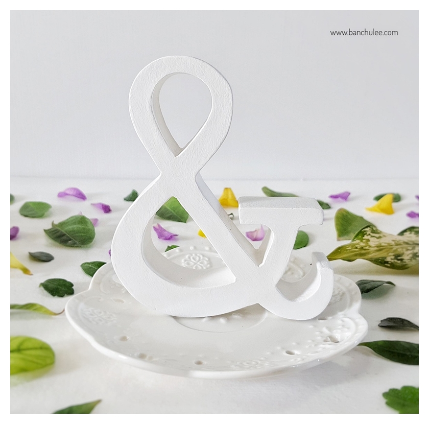 White - สัญลักษณ์ & (Ampersand) ตั้งโต๊ะ งานไม้สัก โทนสีขาว