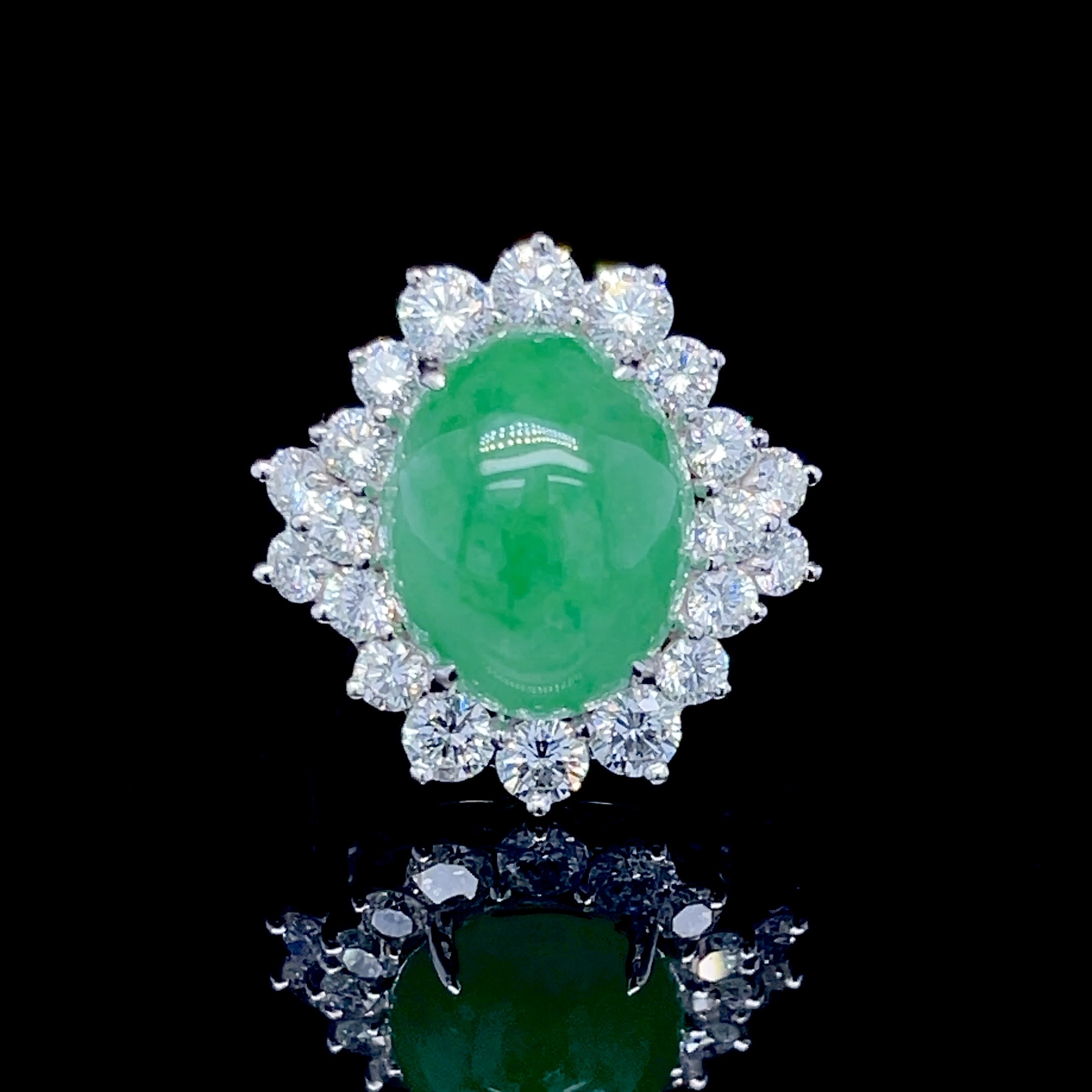 แหวนหยกพม่าธรรมชาติ (หลังเบี้ย) Natural Burmese Jade Ring หยกพม่าสีเขียวเม็ดนี้ เป็นหยก Type A มาจากประเทศพม่า เป็นทรงหลังเบี้ย เนื้อแก้ว สีเขียวกรีนแอปเปิ้ล เกรดท๊อปพรีเมี่ยม มีใบเซอร์รับประกันจากสถาบัน