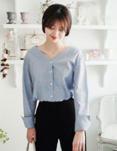 เสื้อเชื๊ตแฟชั่นผู้หญิงคอวี แขนยาวลายตรงเส้นเล็กสีน้ำเงินสวยน่ารักสไตล์เกาหลี รหัส 1842