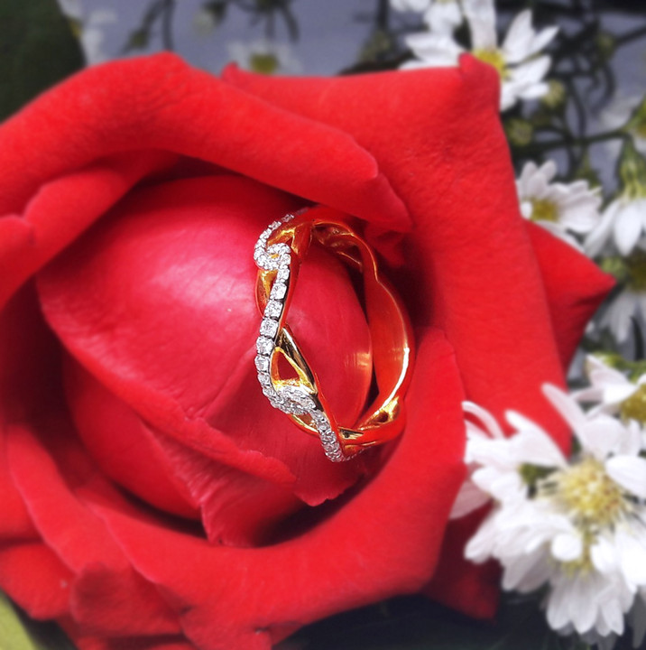 สั่งผลิตเพชรเบลเยี่ยมคัท แหวนแต่งงาน แหวนหมั้น ใส่เที่ยว ออกงาน แหวนทองคำ 18K เพชรแท้ 0.24 กะรัต 3.84 กรัม น้ำ 99 ราคาถูกมาก มีใบรับประกันค่ะ