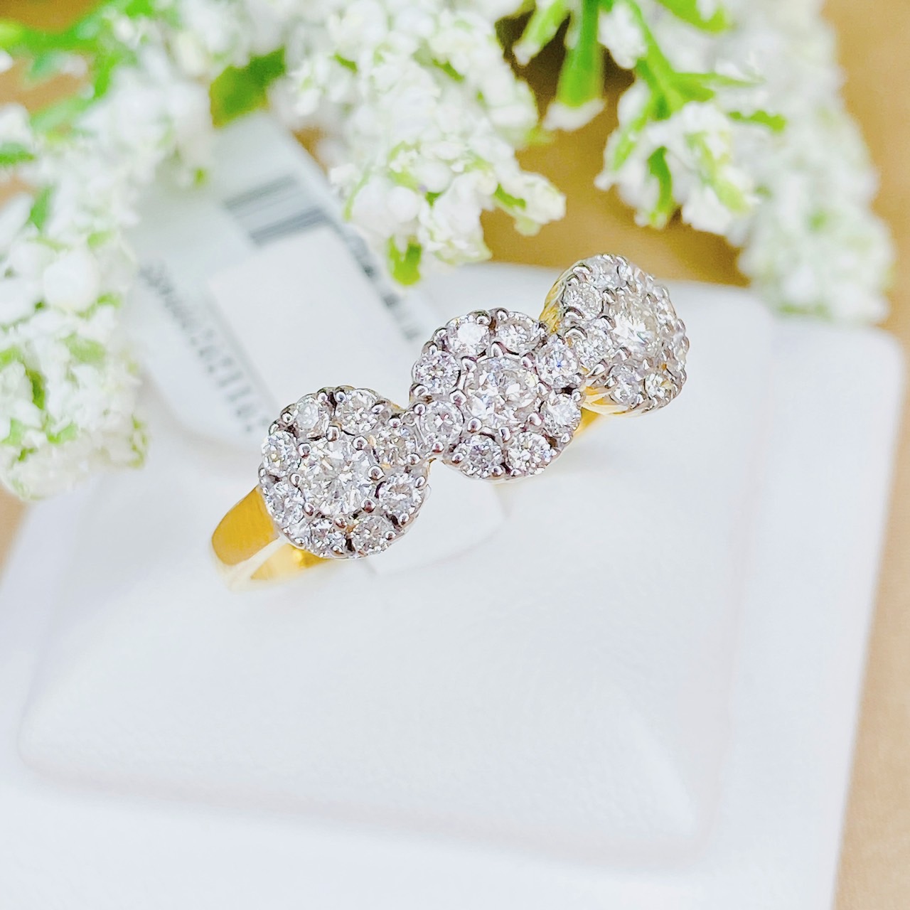 เเหวนเพชรกระจุกล้อมเรียงหน้าเเหวน (three stone diamonds) เพชรสวยขาวเล่นไฟ