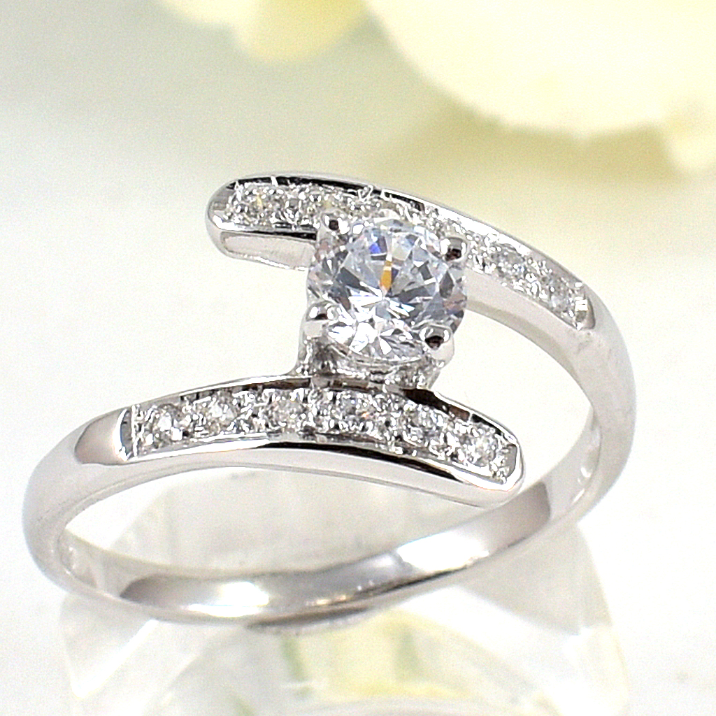 แหวนเงินแท้ราคาถูกชุบทองคำขาว เพชรCZเม็ดกลาง 0.95 กะรัต เพชรCZเม็ดข้าง 0.12 กะรัต งานประณีตสวยงาม สั่งผลิตค่ะ