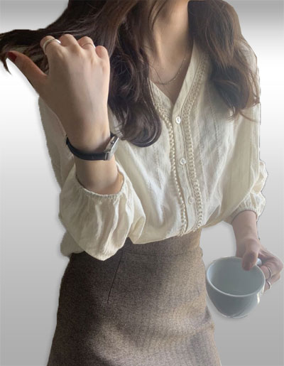 เสื้อเชิ๊ตแฟชั่นสีขาวแต่งสลับลายผ้างานสวยหรู รหัส2295