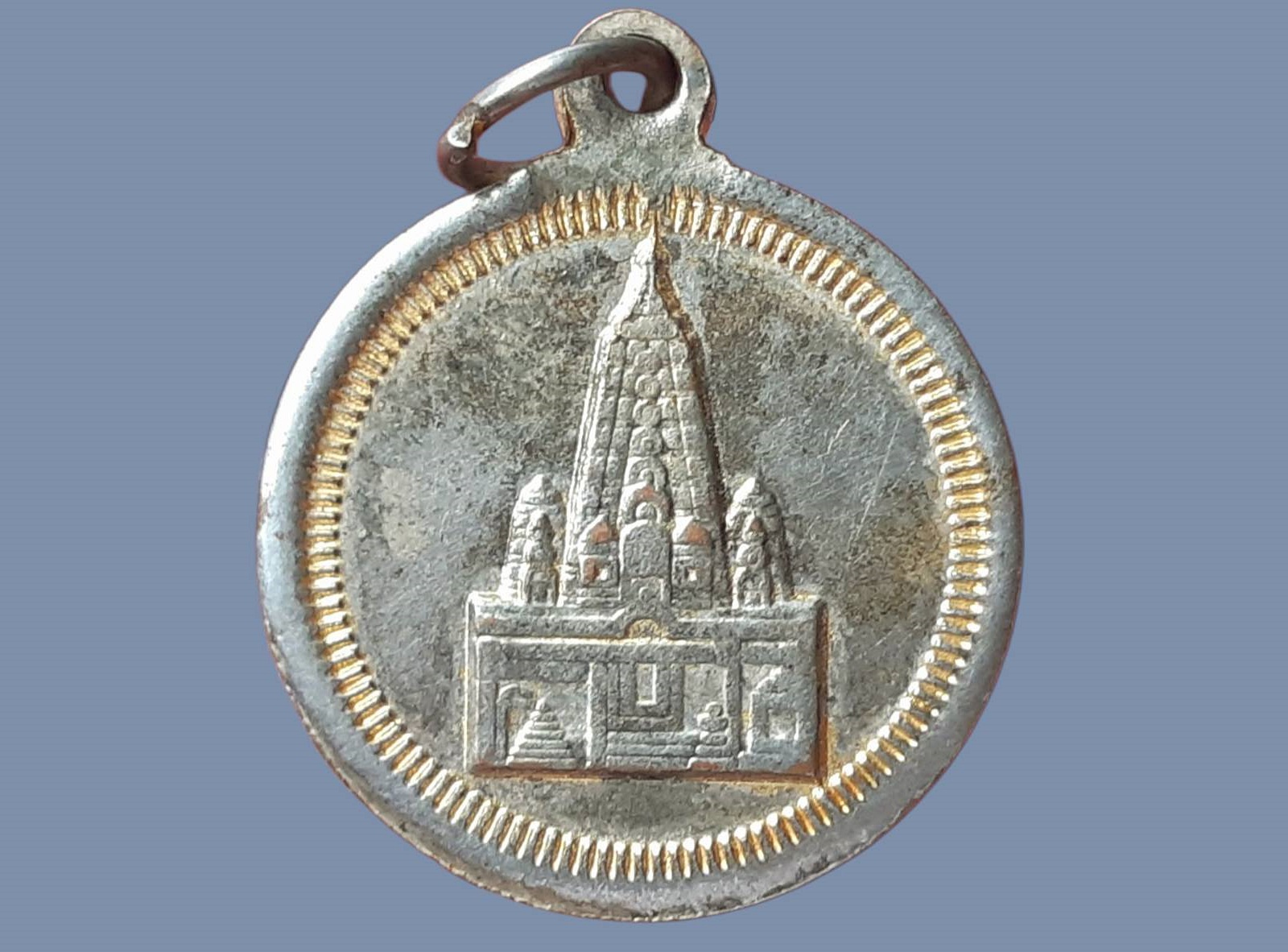 เหรียญ พระประธานหน้ารัตนเจดีย์ วัดป่าหนองหลุบ ตำบลแดงใหญ่ อำเภอเมือง จังหวัดขอนแก่น หลังรัตนเจดีย์ (พุทธคยาจำลองประเทศอินเดีย) หลวงพ่อกิตติศักดิ์ กิตติสาโร สร้าง