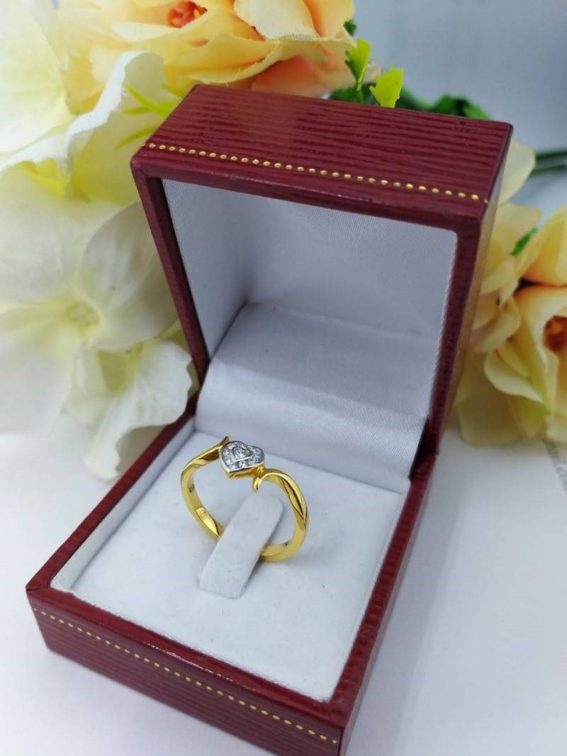 สั่งผลิตเพชรเบลเยี่ยมคัท แหวนแต่งงาน แหวนหมั้น ใส่เที่ยว ออกงาน แหวนทองคำ 18K เพชรแท้ 0.12 กะรัต 2.58 กรัม น้ำ 99 ราคาถูกมาก มีใบรับประกันค่ะ