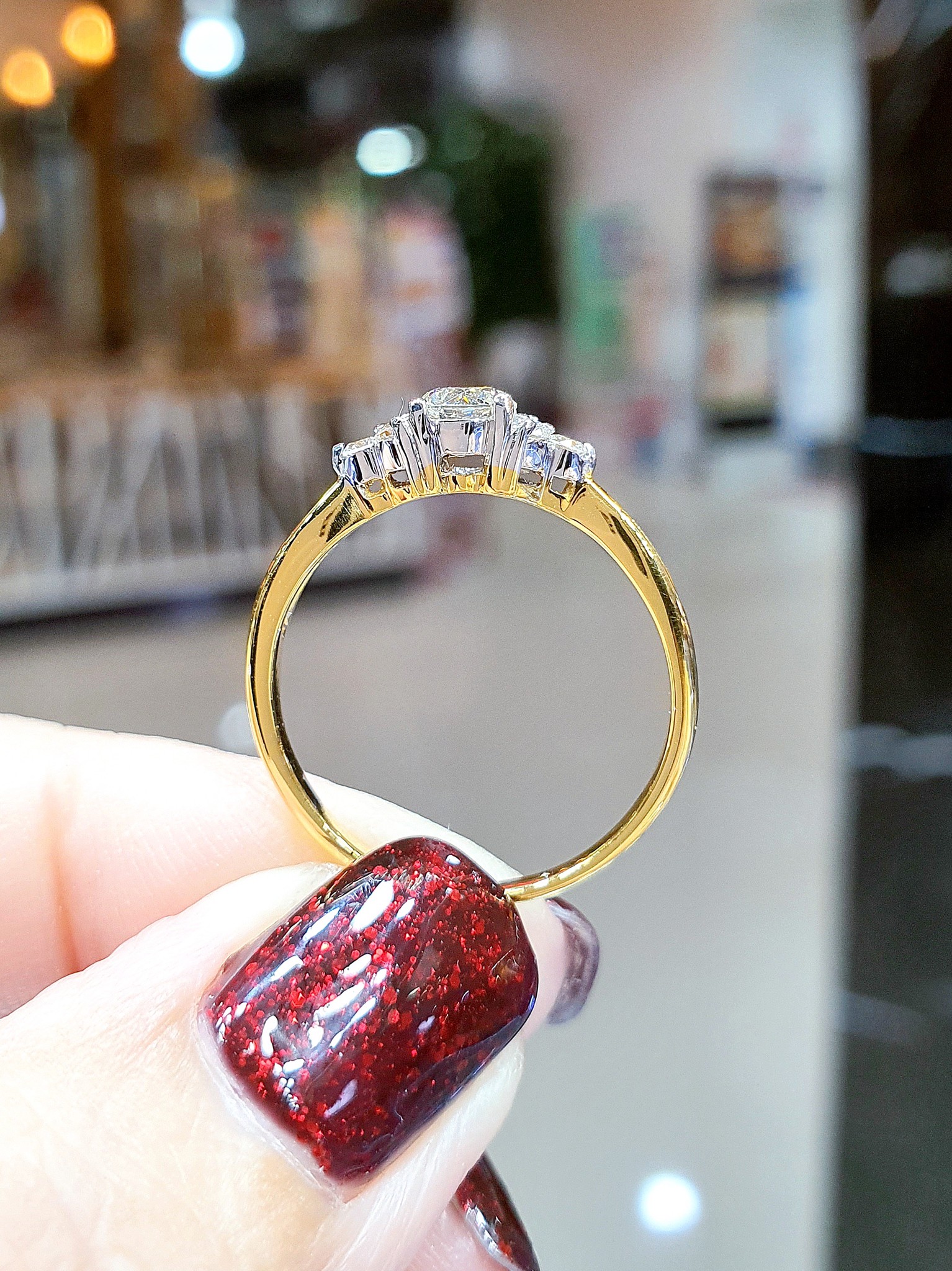 พร้อมส่งและสั่งผลิตแหวนเพชรแท้ชูเหลี่ยมสวยคมกริบประดับเพชรบริวารข้างดีไซน์สวยคลาสสิค ใส่ได้ทุกวันทุกโอกาส แหวนแต่งงาน แหวนหมั้น ใส่เที่ยว ออกงาน แหวนทองคำ18K เพชรแท้ 0.46 กะรัต 7 เม็ด ราคาถูกมาก ส่งฟรี