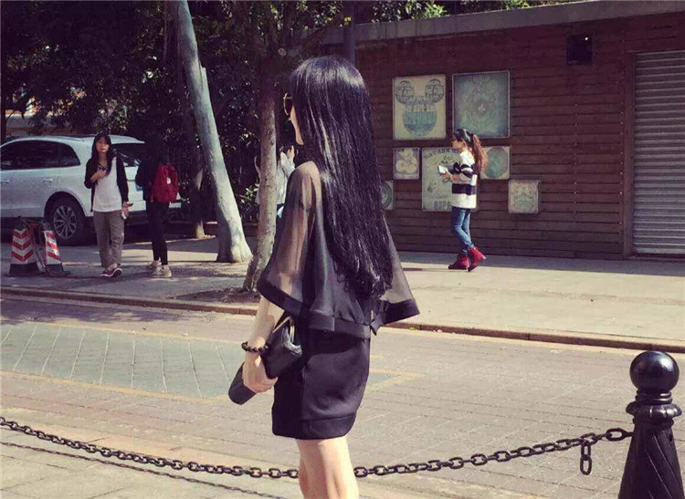 ชุดเดรสทรงตรง แต่งไหล่ผ้าคลุมตาข่าย แขนกุด มีกระเป๋าสองข้าง ใส่สวยๆ เก๋ๆ มีไว้ไม่ตกเทรนด์เลยจ้า