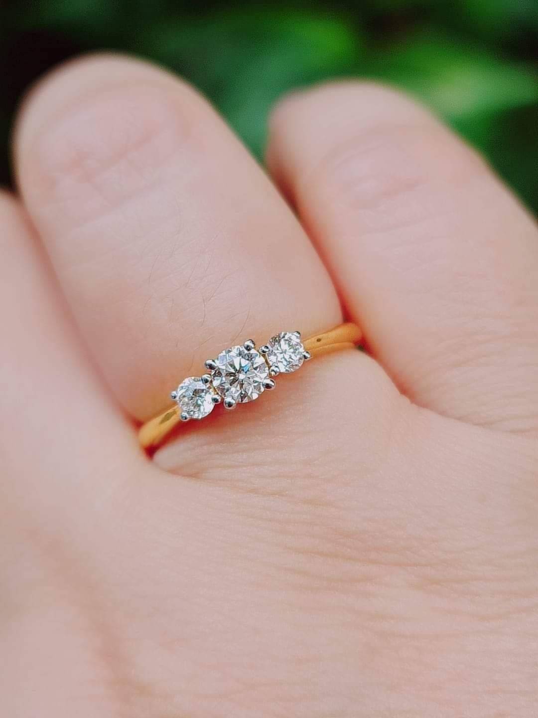 พร้อมส่งและสั่งผลิตแหวนเพชรชูกลาง เพชรข้าง กระเปราะเพชร แหวนแต่งงาน แหวนหมั้น ใส่เที่ยว ออกงาน แหวนทองคำ 9K เพชรแท้รวม 0.55 กะรัต 5 เม็ด ราคาถูกมาก ส่งฟรี