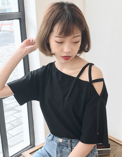เสื้อครอปแฟชั่นดีไซน์เก๋ แต่งสายคาดไขว้แนวสาวเท่ห์ปนเซ็กซี่สไตล์เกาหลี รหัส 1600-สีดำ