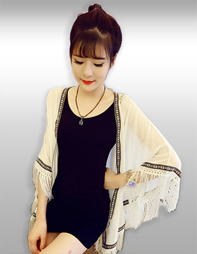 เสื้อคลุมไหล่สีขาวแฟชั่นแต่งพู่ใส่คลุมเก๋ๆ รหัส1541