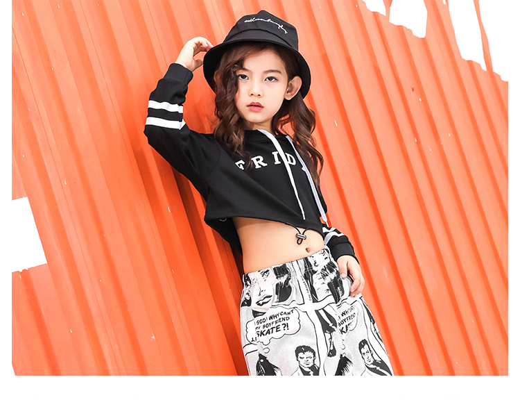 ชุดเต้น ชุดแดนซ์ เสื้อแขนยาวฮูดสีดำ+กางเกงลายการ์ตูน