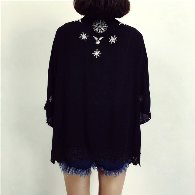 เสื้อคลุมแฟชั่นสไตล์โบฮีเมี่ยน ปักลายใบไม้ ทรงหน้ายาวหลังสั้น รหัส 1386-สีดำ