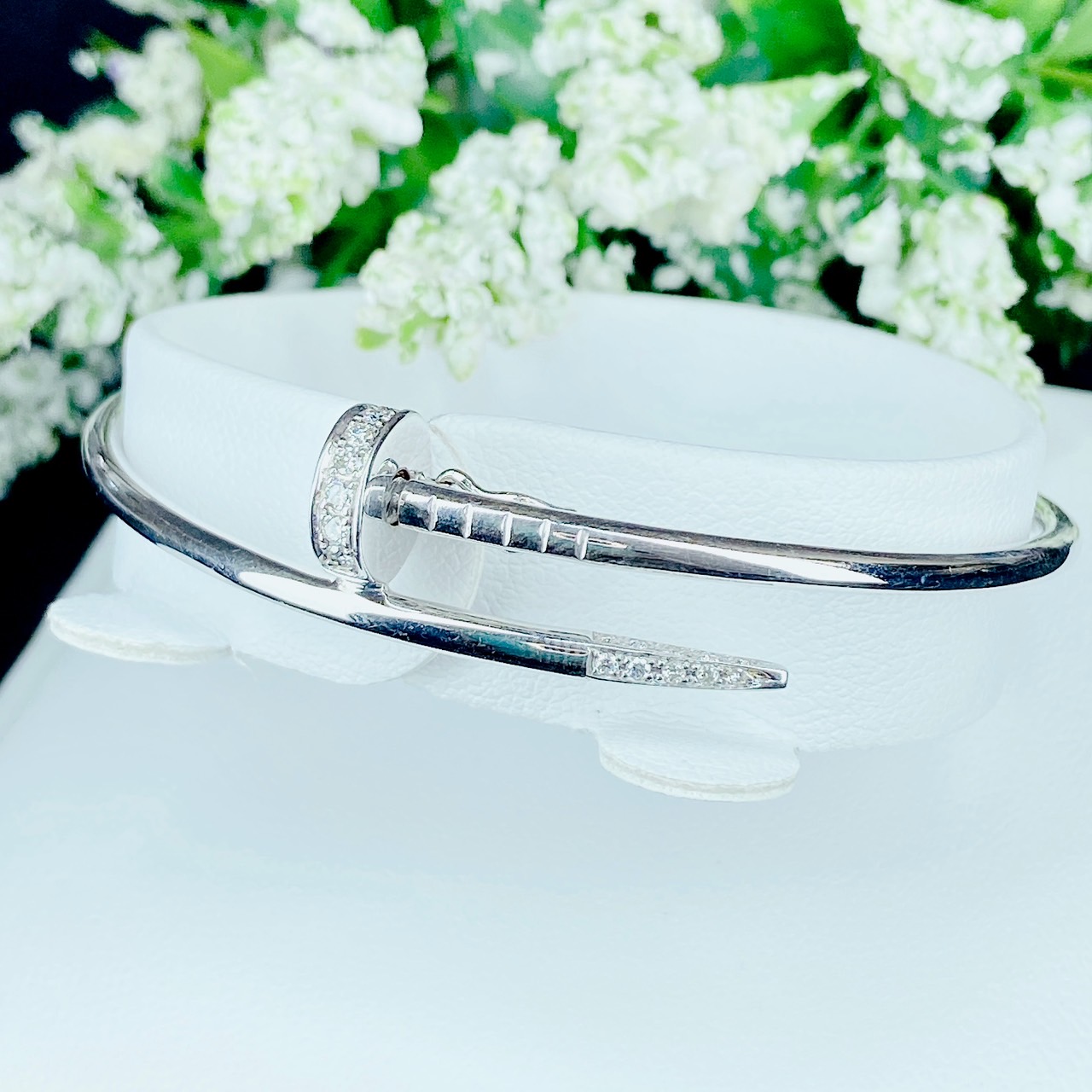 กำไลตะปูฝังเพชร สไตล์งานคาเทียร์ ตัวเรือนสีขาว White-gold ใส่แล้วอินเทรนด์มากๆ เป็นกำไลที่ต้องมีไว้ในครอบครองเลยค่ะ