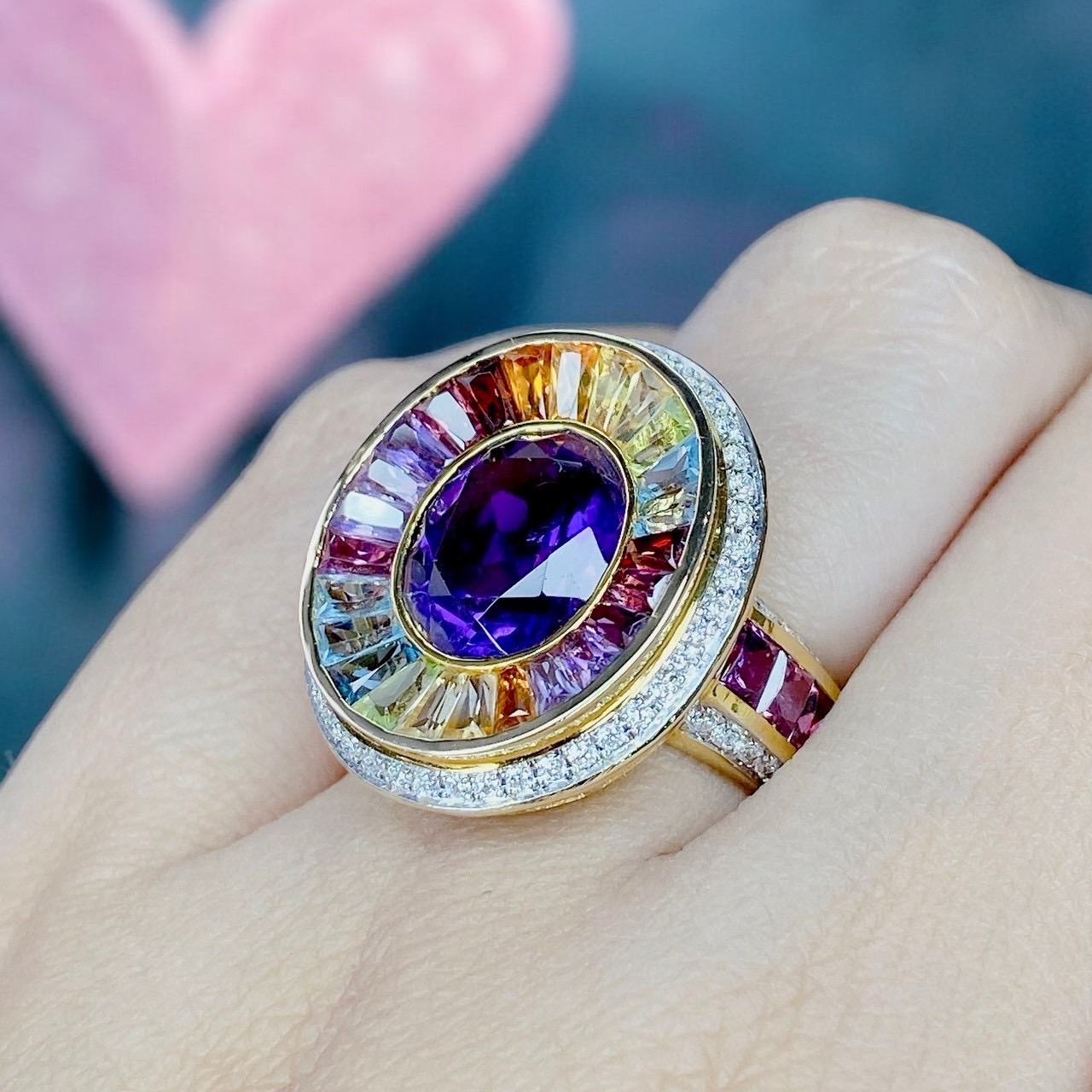 แหวนพลอยมัลติเหลี่ยมแทปเปอร์ล้อมอเมทิสต์สีม่วง ฝังเพชรล้อมเป็น Surprise Diamond ประดับบ่าด้านข้างด้วยอเมทิสต์เหลี่ยมปริ้นเซส ตัดขอบด้วยเพชรน้ำ100