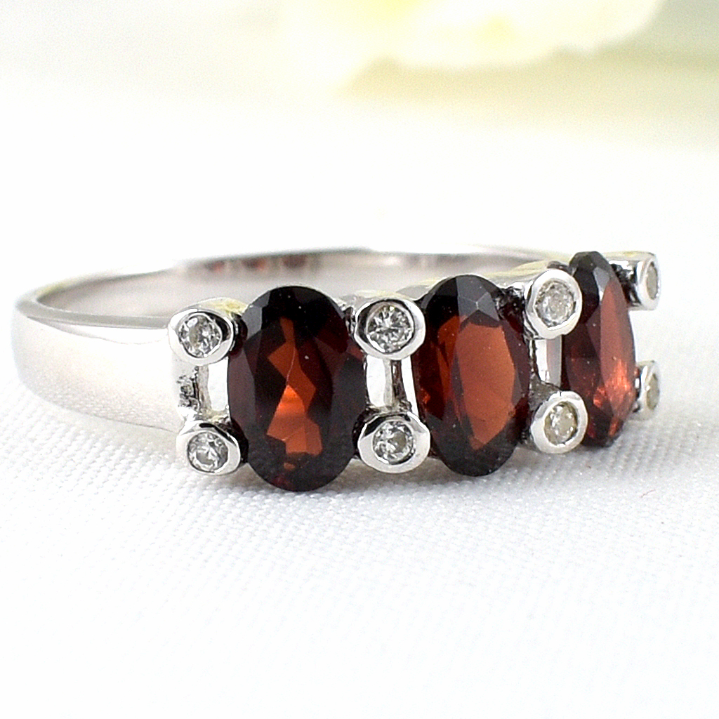 แหวนเงินแท้ราคาถูกชุบทองคำขาว พลอยแท้โกเมน 2.40 กะรัต เพชรCZ 0.08 กะรัต งานประณีตสวยงาม สั่งผลิตค่ะ