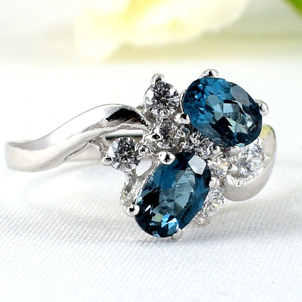 แหวนเงินแท้ราคาถูกชุบทองคำขาว ลอนดอนบลูโทปาซแท้ 1.10 กะรัต เพชรCZ 0.235 กะรัต งานประณีตสวยงาม สั่งผลิตค่ะ