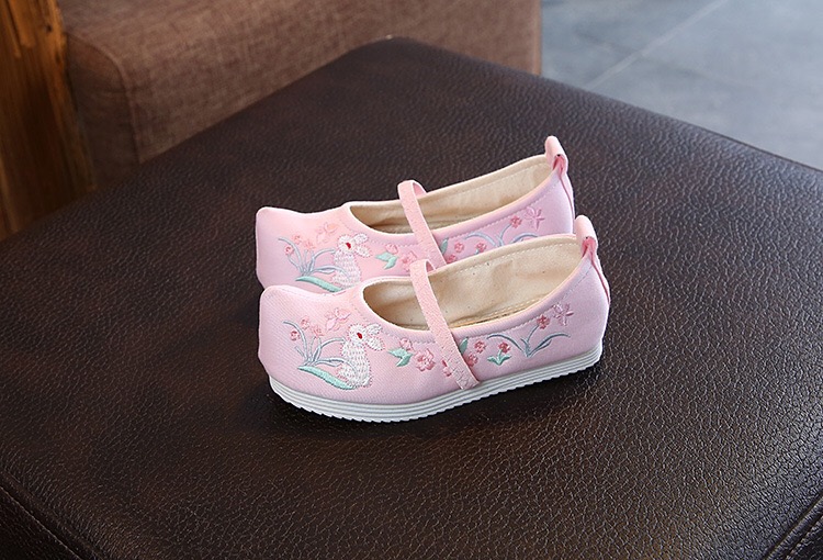 F รองเท้าจีนเด็ก ลายดอกไม้ หัวแหลม สีชมพูอ่อน