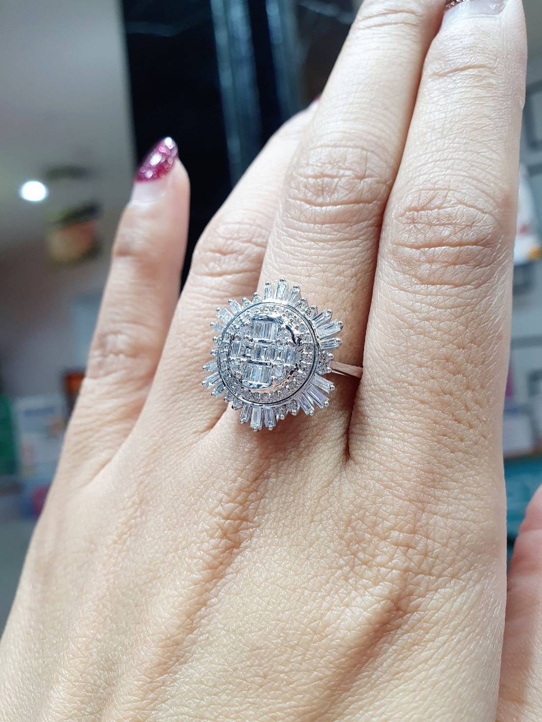 พร้อมส่งและสั่งผลิตแหวนเพชรแท้หน้ากว้าง ดีไซน์คล้ายSnowflakeสวยเก๋ชวนมอง แหวนแต่งงาน แหวนหมั้น ใส่เที่ยว ออกงาน แหวนทองคำ 18K เพชรเบลเยี่ยมแท้ 1.25 กะรัต 73 เม็ด ราคาถูกมาก ส่งฟรี