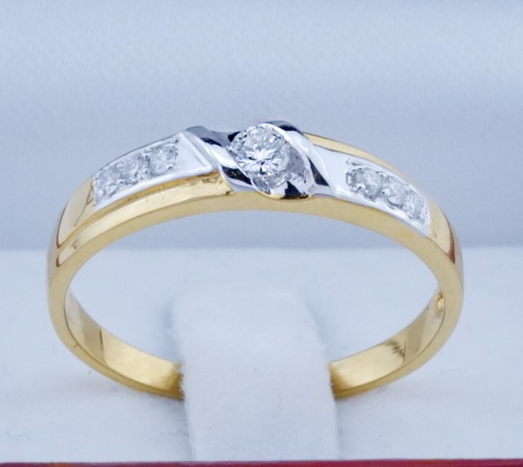 สั่งผลิตเพชรเบลเยี่ยมคัท แหวนแต่งงาน แหวนหมั้น ใส่เที่ยว ออกงาน แหวนทองคำ 18K เพชรแท้ 0.14 กะรัต 3.02 กรัม น้ำ 99 ราคาถูกมาก มีใบรับประกันค่ะ