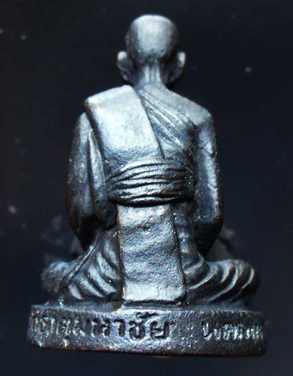 รูปหล่อหลวงปู่คำพันธ์ โฆสปัญโญ รุ่นปฐวีธาตุ วัดพระธาตุมหาชัย นครพนม เนื้อทองแดงรมดำ ก้นอุดเทียนชัย ปี2536 พร้อมกล่องเดิม