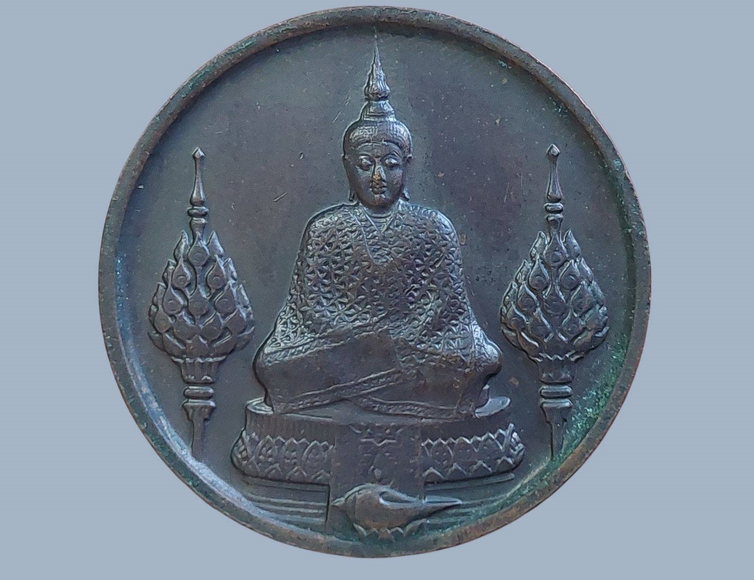 เหรียญ พระแก้วมรกต วัดพระศรีรัตนศาสดาราม(วัดพระแก้ว) กรุุงเทพมหานคร บล็อกนิยม ไม่มีราชศรัทธา พระแก้วมรกต ทรงฤดูหนาว หลัง ภปร. เนื้อทองแดงรมดำ ฉลองกรุุงรัตนโกสินทร์ 200 ปี พ.ศ. 2525