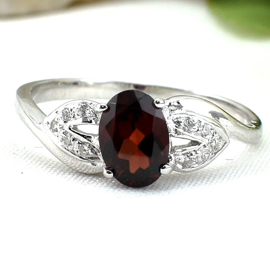 แหวนเงินแท้ราคาถูกชุบทองคำขาว พลอยแท้โกเมน 1.15 กะรัต เพชรCZ 0.07 กะรัต งานประณีตสวยงาม สั่งผลิตค่ะ