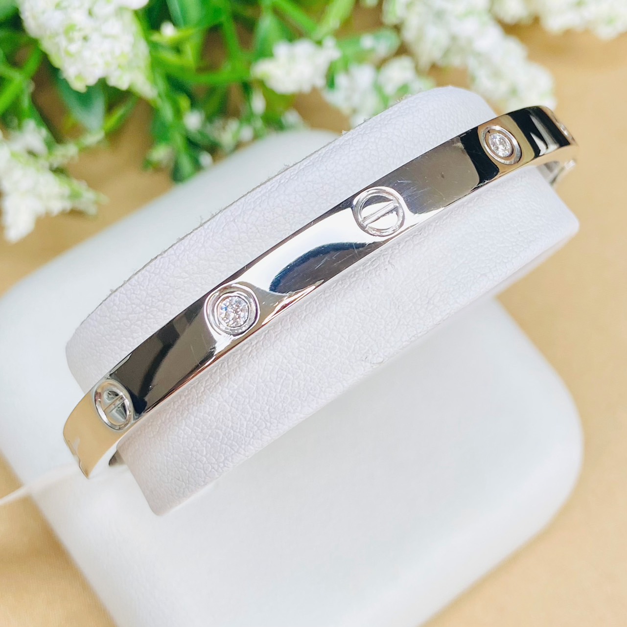 งานกำไลแบรนด์หรู คอลเลคชั่นนี้ตัวเรือนทองหนาๆคุ้มๆเลยค่ะ ตัวเรือน White Gold. ทองขาว