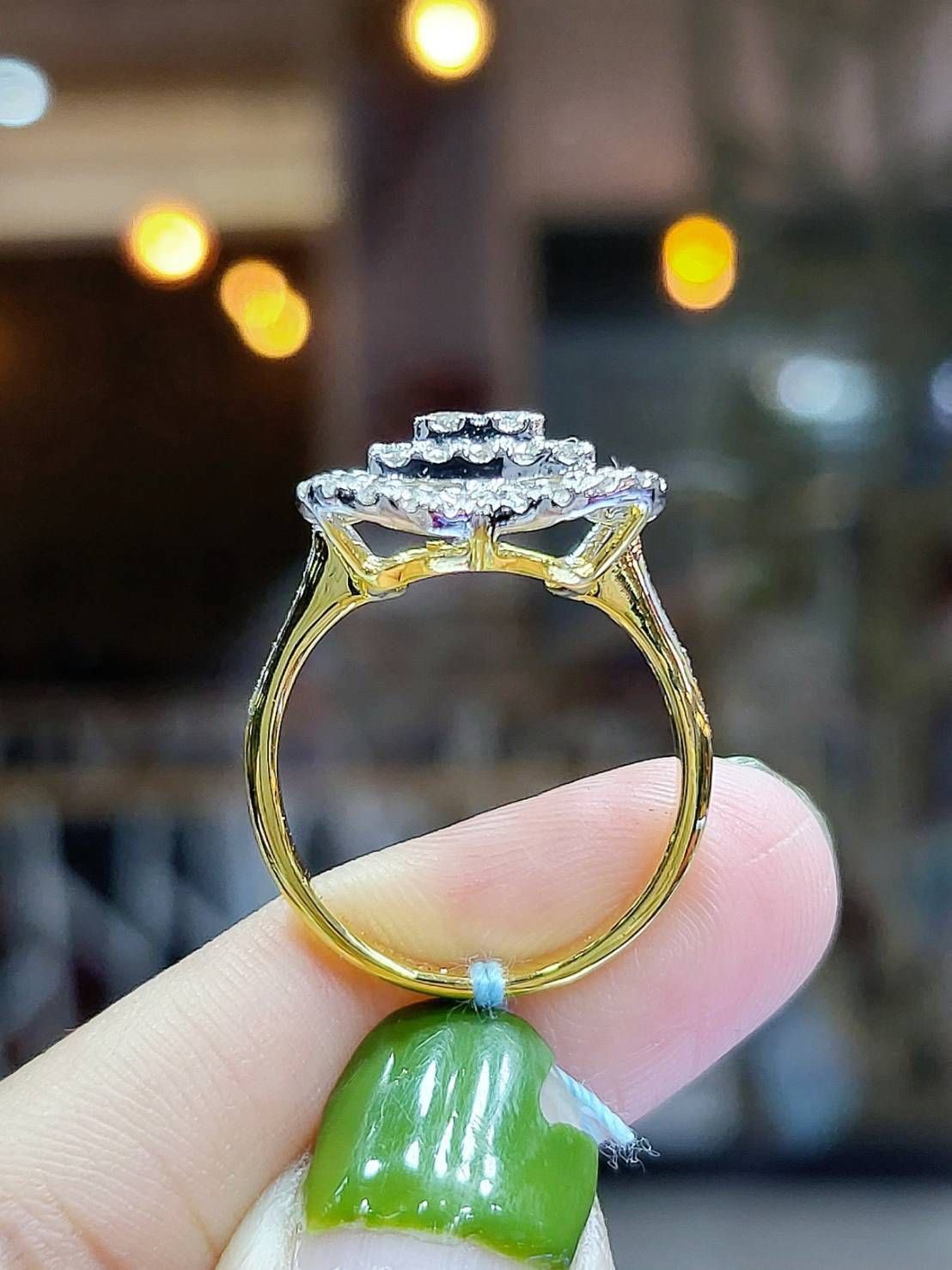 พร้อมส่งและสั่งผลิตแหวนเพชรแท้กระจุกทรงสี่เหลี่ยมสวยหรู ทรงชู ใส่สวยโดดเด่น สามารถสวมติดนิ้วได้ทุกวัน ทุกโอกาส แหวนแต่งงาน แหวนหมั้น ใส่เที่ยว ออกงาน แหวนทองคำ 18K เพชรแท้ 0.85 กะรัต 62 เม็ด ราคาถูกมาก ส่งฟรี