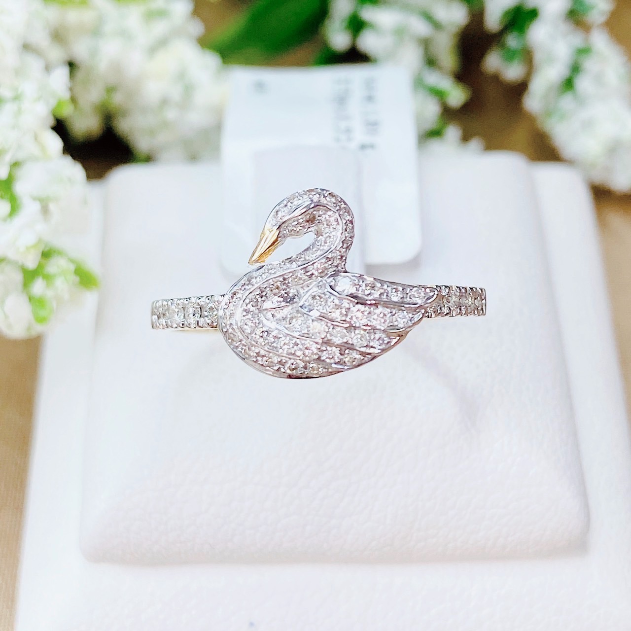 แหวนเพชรหงษ์ swan ring พร้อมประดับเพชรบ่าข้าง ตัวเรือนทอง yellowgold เพชรขาวใสเล่นไฟดีค่ะ วงนี้ใส่สวยน่ารักมากๆค่ะ น้องไม่ใหญ่มากนะคะ น้องรอเจ้าของอยู่น้าาาา