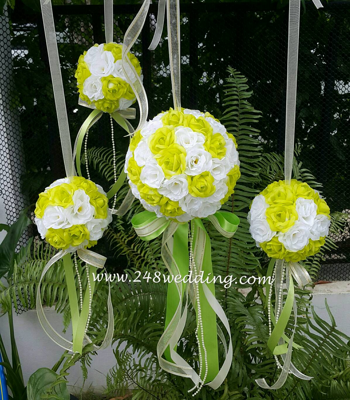 flowerball ทูโทน (ลูกบอลดอกไม้ ขาว-เขียว)