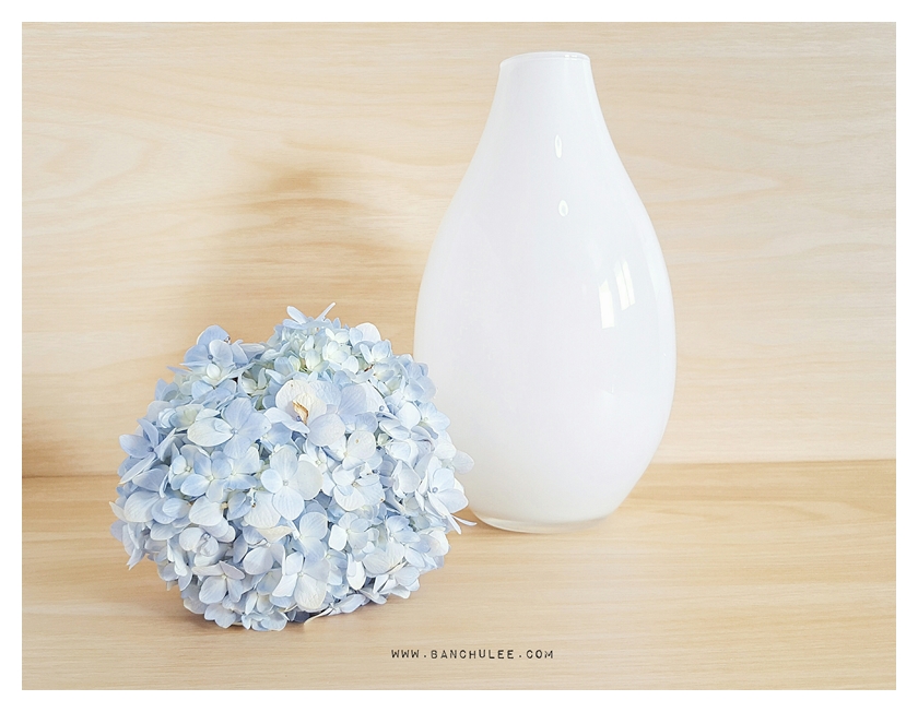White Oval Glass Vase แจกันแก้วทรงรี สีขาว
