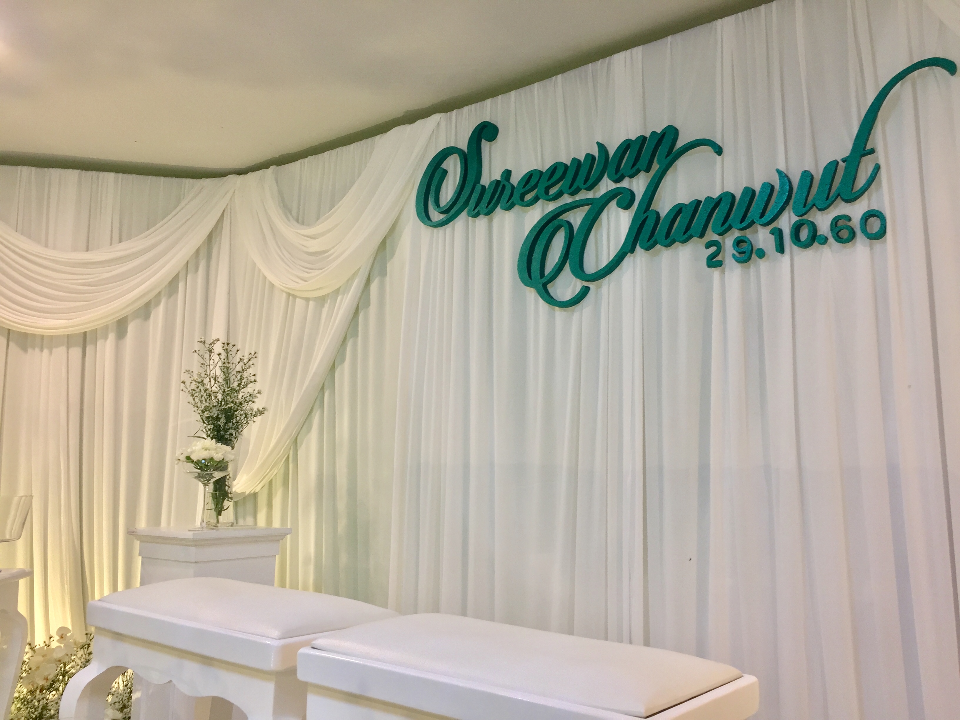 สถานที่หลั่งน้ำสังข์,แบคดรอปหลั่งน้ำสังข์ โทนขาวเขียว