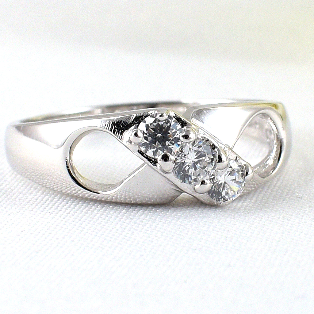 แหวนเงินแท้ราคาถูกชุบทองคำขาว เพชรCZแท้ 0.30 กะรัต งานประณีตสวยงาม สั่งผลิตค่ะ