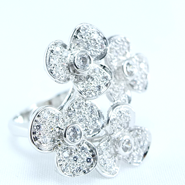 แหวนเงินแท้ราคาถูกชุบทองคำขาว เพชรCZเม็ดกลาง 0.12 กะรัต เพชรCZเม็ดข้าง 0.126 กะรัต งานประณีตสวยงาม สั่งผลิตค่ะ