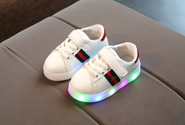 รองเท้าผ้าใบ สีขาว