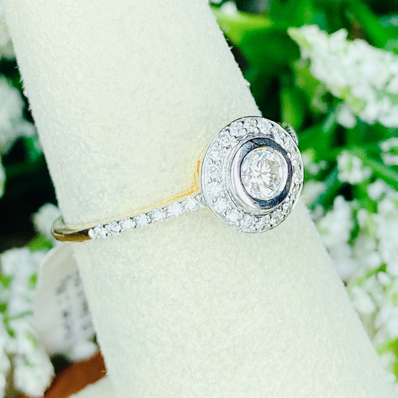 แหวนเพชรยอดใช้เพชรไซส์ 25 ตังฝังลงบนตัวเรือน ล้อมเพชรรอบทรงกลม ดีไซน์เก๋สุดๆสำหรับวงนี้ค่ะ ใส่ติดนิ้วได้ค่ะสวยมากๆ