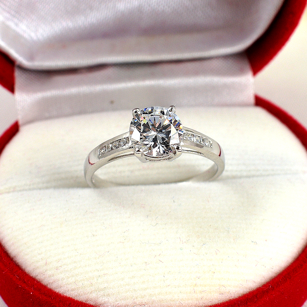 แหวนเงินแท้ราคาถูกชุบทองคำขาว เพชรCZเม็ดกลาง 1.25 กะรัต เพชรCZเม็ดข้าง 0.08 กะรัต งานประณีตสวยงาม สั่งผลิตค่ะ