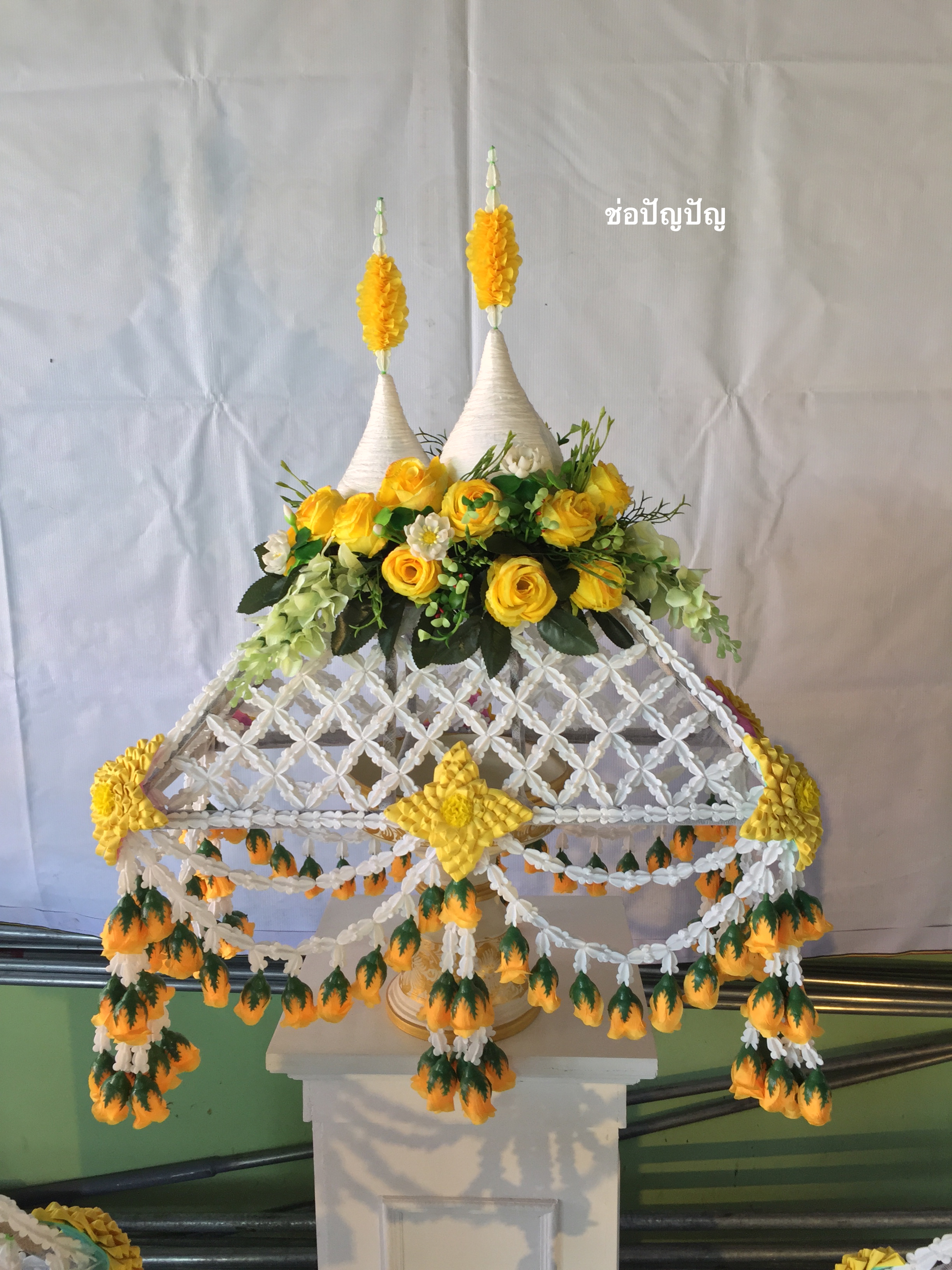 ที่คลุมผ้าไตรดอกไม้ประดิษฐ์