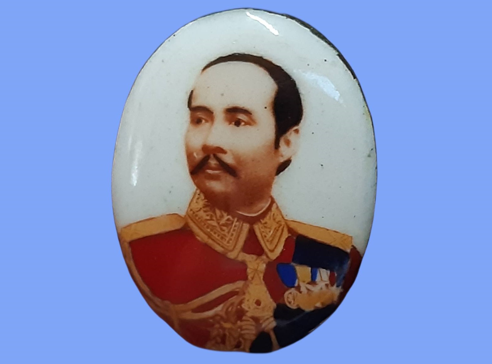 ล็อคเก็ต รัชกาลที่ 5 ภาพเขียนสี กระเบื้องเคลือบ กว้าง 1.6 cm สูง 2.1 cm