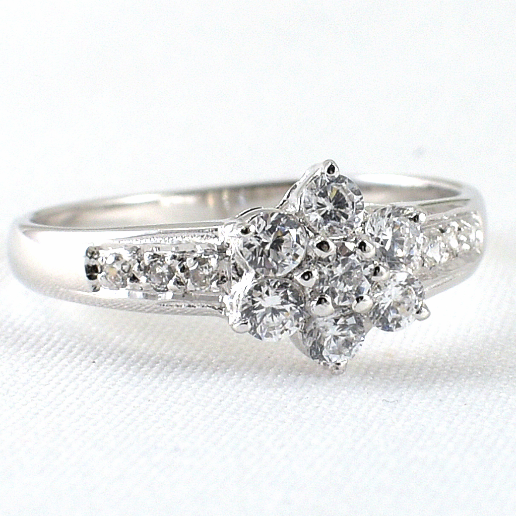 แหวนเงินแท้ราคาถูกชุบทองคำขาว เพชรCZเม็ดกลาง 0.28 กะรัต เพชรCZเม็ดข้าง 0.06 กะรัต งานประณีตสวยงาม สั่งผลิตค่ะ