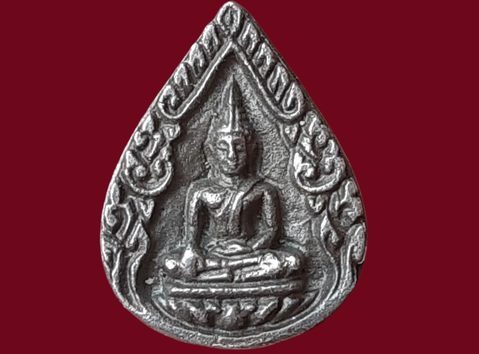 รูปเหมือน หยดน้ำ หลวงพ่อสุโขทัยธรรมราชา พระครูโกมุทสมานคุณ (บัว) วัดราษฎร์สามัคคี จ.นครปฐม ยันต์นะมหาเศรษฐี ปี 2522 ทอดกฐินสามัคคี เนื้อเงิน ขนาด 1.2 x 1.5 cm.