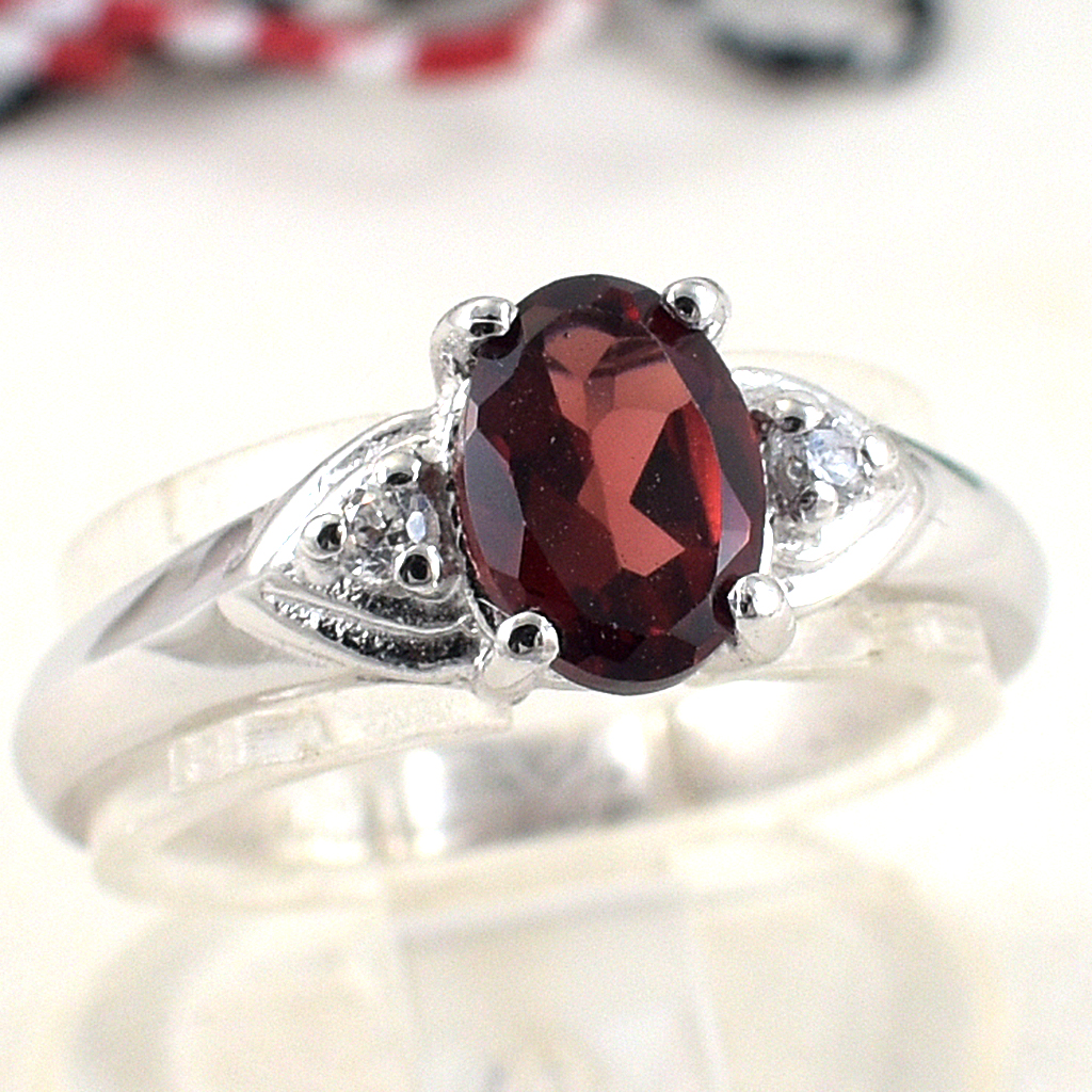 แหวนเงินแท้ราคาถูกชุบทองคำขาว พลอยแท้โกเมน 0.95 กะรัต งานประณีตสวยงาม สั่งผลิตค่ะ