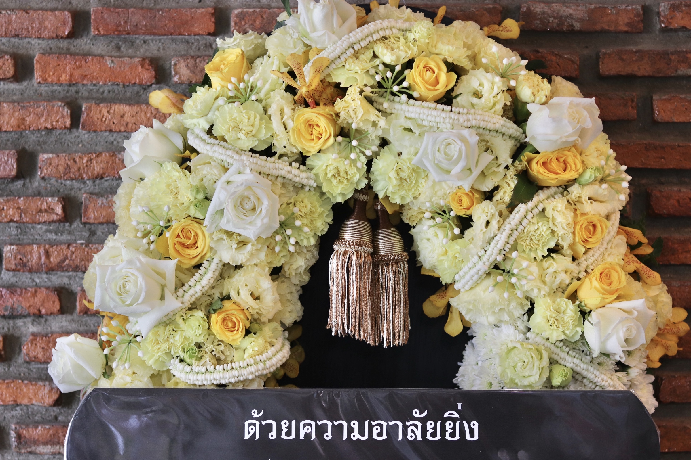 พวงหรีดดอกไม้สด (Size XL)