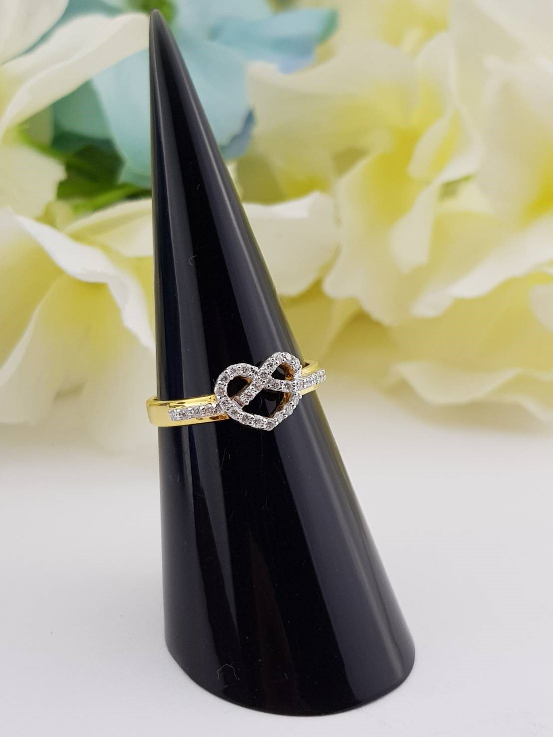 สั่งผลิตเพชรเบลเยี่ยมคัท แหวนแต่งงาน แหวนหมั้น ใส่เที่ยว ออกงาน แหวนทองคำ 18K เพชรแท้ 0.18 กะรัต 2.15 กรัม น้ำ 99 ราคาถูกมาก มีใบรับประกันค่ะ