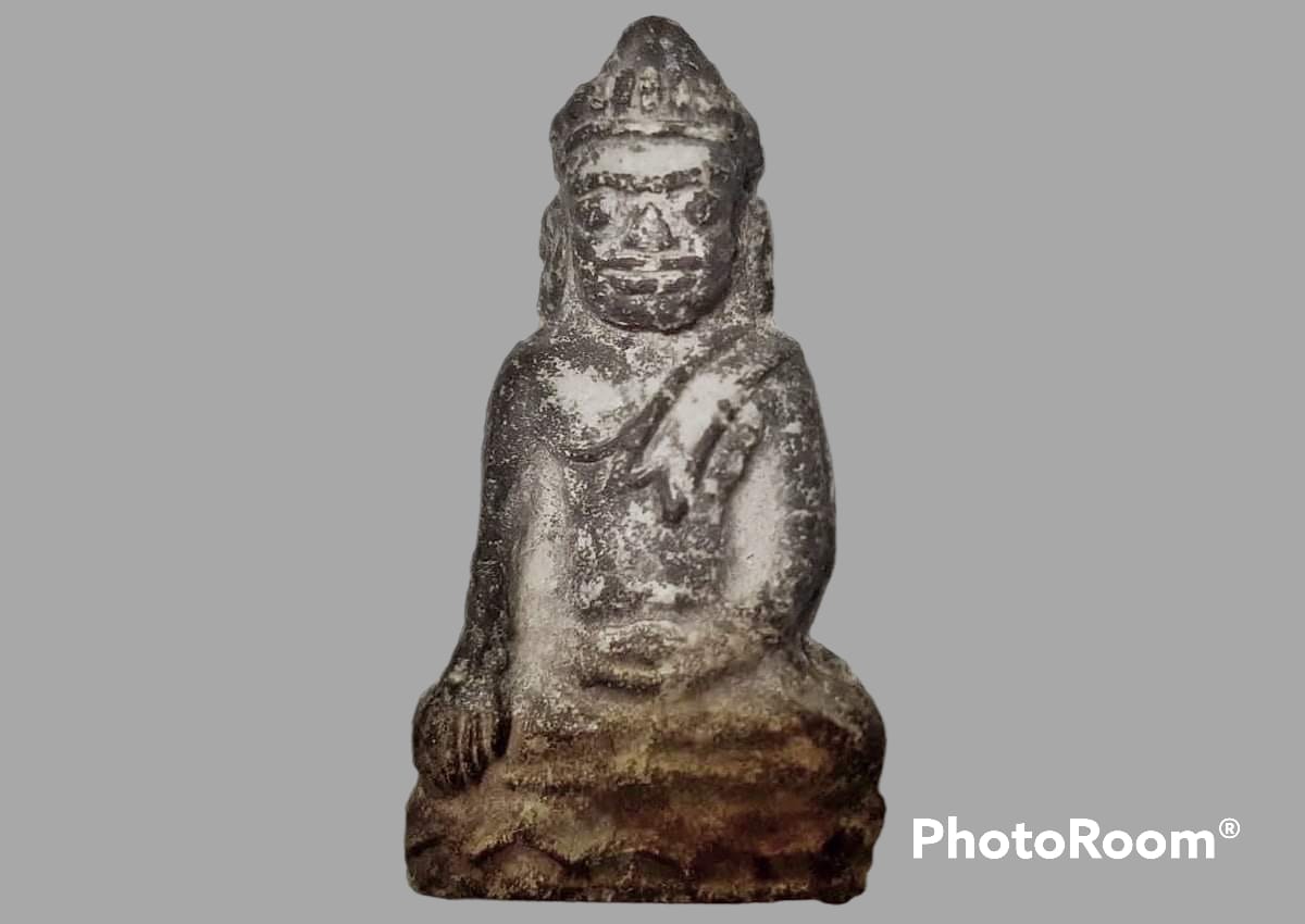 พระร่วงนั่งเทริดขนนก กรุวัดกระเจียว จ.ลพบุรี สนิมแดง