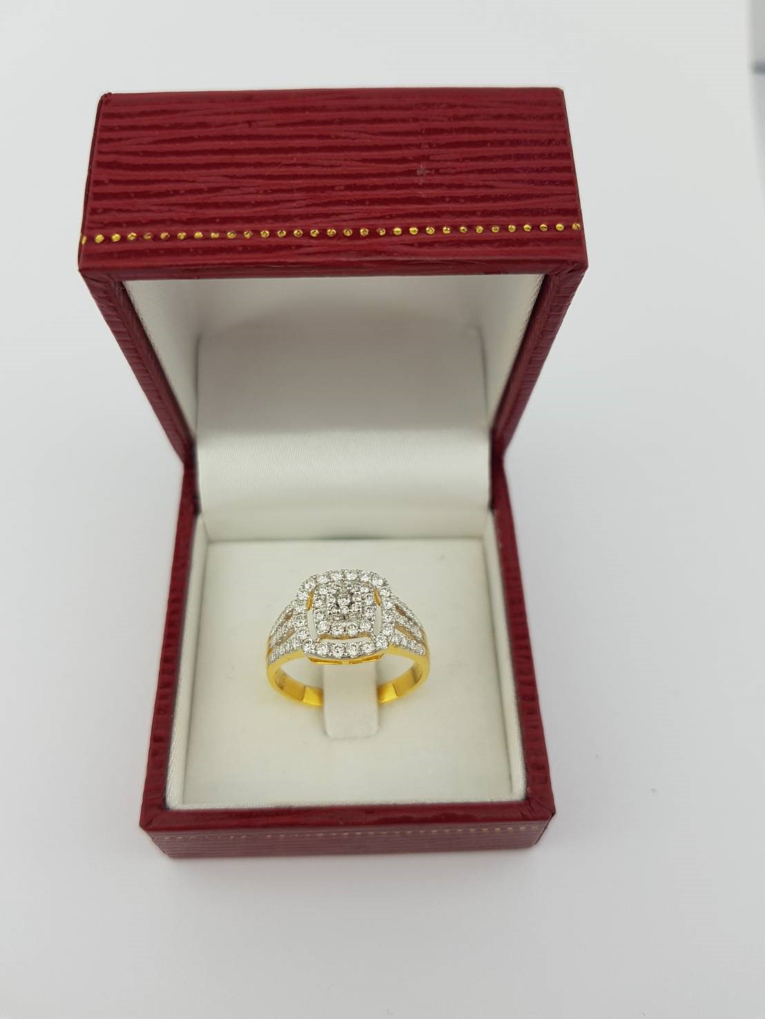 สั่งผลิตเพชรเบลเยี่ยมคัท แหวนแต่งงาน แหวนหมั้น ใส่เที่ยว ออกงาน แหวนทองคำ 18K เพชรแท้ 0.68 กะรัต 3.27 กรัม น้ำ 99 ราคาถูกมาก มีใบรับประกันค่ะ